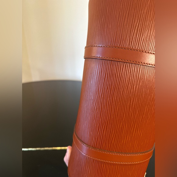 Louis Vuitton Authentic Luxury Vintage Retro RARE Minimalist Epi Soufflot Bag - Picture 14 of 17